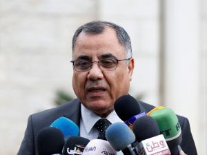 أعلن المتحدث باسم الحكومة الفلسطينية، ابراهيم ملحم، اليوم الاربعاء، اغلاق جميع محافظات الضفة المحتلة، ابتداءً من يوم غد الجمعة الموافق 3 تموز الحالي، لمدة خمس أيام، وتنتهي يوم الاربعاء المقبل، وذلك بعد انتشار الفيروس بوتيرة متسارعة.  وقال ملحم في مؤتمر صحفي في رام الله: "إغلاق جميع المحافظات كما كان عليه الامر في العشرين من آذار الماضي، باستثناء الصيدليات والمخابز والسوبر ماركت".  وأضاف أن المستثنى من الاغلاق تبقى تعمل من الساعة الثامنة صباحًا حتى الثانية فقط، وستتوقف خلالها حركة المواصلات بشكل كامل بين ودا