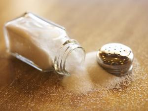 خبراء يحذرون من تناول ملح الطعام