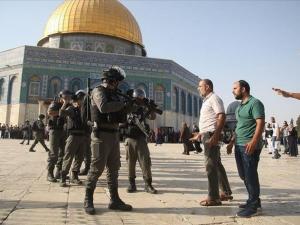 بالفيديو والصور مستوطنون يقتحمون الأقصى وشرطة الاحتلال تستنفر فجراً وتعتقل عدداً من المصلين