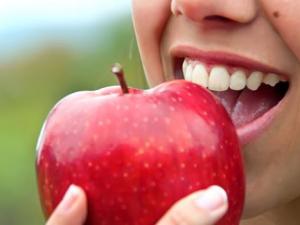 الفم الأسنان التفاح