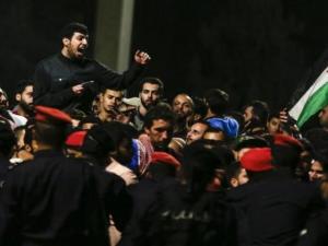 من أعلى برج.. عاطلون عن العمل بالأردن يهددون بالانتحار الجماعي