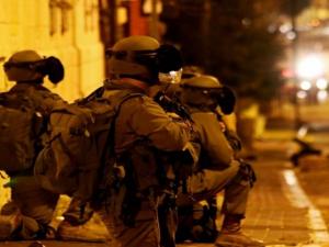 بالفيديو مقاومون يطلقون النار صوب قوات الاحتلال خلال اقتحام مخيم العين في نابلس