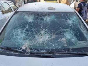 مستوطنون يحطمون مركبات المواطنين في الخليل