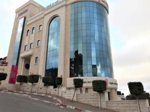 شركة الاتحاد للإعمار والاستثمار وبنك فسطين يوقعان اتفاقية تعاون مشترك لتمويل شراء الأراضي والوحدات السكنية رام الله- وقعت شركة الاتحاد للإعمار والاستثمار اتفاقية شراكة وتعاون، مع بنك فلسطين، تهدف إلى تقديم كافة الحوافز والتسهيلات الممكنة وتنويع خيارات التمويل المطروحة أمام الراغبين في شراء الأراضي والوحدات السكنية ضمن مشروعي طابو و الماصيون جاردنز. ووقع الاتفاقية عن شركة الاتحاد للإعمار والاستثمار  المهندس خالد السبعاوي، الرئيس التنفيذي ونائب رئيس مجلس الادارة  وعن بنك فلسطين المدير العام رشدي الغلاييني. وت
