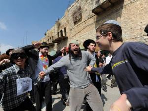 مستوطنون يرشون طفلة بغاز الفلفل وسط الخليل