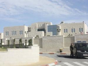 بعد توقف لشهرين اليوم عودة دوام كامل لموظفي السلطة في ثمانية محافظات بالضفة