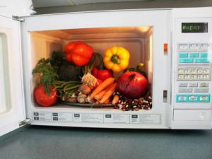 لأسباب منها السرطان .. احذر تسخين 8 أطعمة داخل المايكروويف!