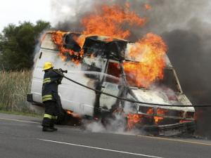 احراق سيارتين للقنصلية البريطانية