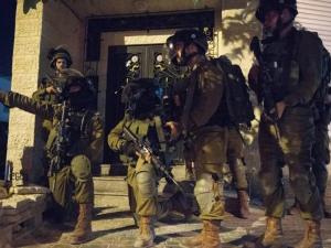 اعتقالات باقتحام مناطق متفرقة برام الله