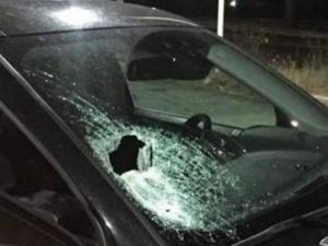 مستوطنون يهاجمون مركبات المواطنين في بلدة سنجل برام الله