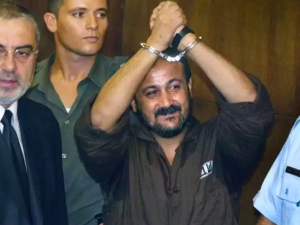 يديعوت: مروان البرغوثي لا يزال لاعبًا محوريًا في المشهد الفلسطيني من داخل سجون الاحتلال