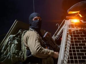 الاعتداء على شابين واعتقالات واسعة بعد مداهمة منازل المواطنين