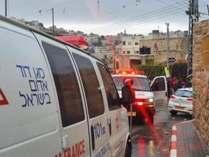 إصابة مستوطن بعملية طعن بالخليل واعتقال المنفذ