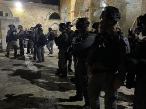 الاحتلال يقتحم باحات الأقصى ويعتقل عددا من المصلين