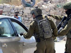 ضابط إسرائيلي يسرق مركبة فلسطينية في رام الله