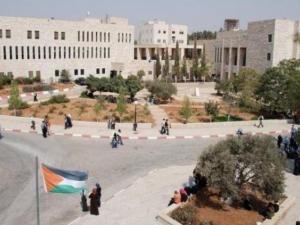 الاحتلال يقتحم جامعة بيرزيت بـ10 آليات عسكرية ويصادر ممتلكات الكتل الطلابية