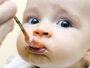 10 أطعمة تجنبي إطعامها لطفلك الرضيع