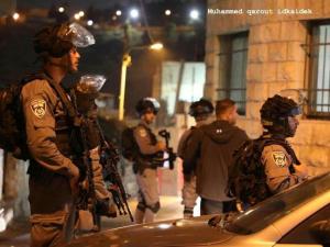 إصابة شاب خلال مواجهات واعتقالات بعد مداهمات واسعة لمنازل المواطنين في الضفة