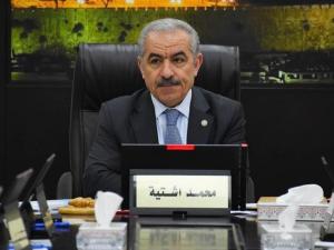 قناة عبرية: عباس أبلغ مقربيه نيته إقالة اشتية