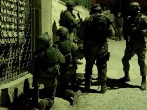 الاحتلال يواصل البحث عن الأسيرين ويداهم منازل في جنين