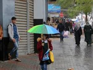 الطقس: أجواء غائمة وفرصة خفيفة لسقوط أمطار