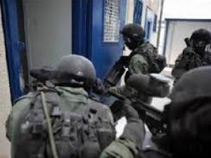 تفاصيل اقتحام قسمي "19"و"20" بسجن عوفر.. ضرب وكلاب بوليسية ونقل 34 اسيراً