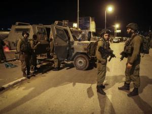 إصابة عامل واعتقال آخر خلال مطاردة الاحتلال عمالا غرب جنين