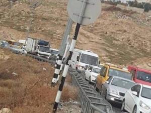 أغلقت قوات الاحتلال صباح اليوم حاجز الكونتينر شمال بيت لحم أمام حركة السيارات في الاتجاهين.  ويفصل حاجز الكونتينر شمال الضفة عن جنوبها حيث يعبره يوميا آلاف المواطنين لاسيما الموظفين الذين يعملون في رام الله .  وتتبع سلطات الاحتلال سياسة التنكيل والإذلال بحق الفلسطينيين على الحاجز سالف الذكر والذي يوصف بحاجز الموت حيث يتم إغلاقه شبه يومي لساعات طويلة أمام حركة المواطنين.