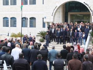 العاملون بوزارة التربية ينظمون وقفة برام الله مطالبين بحقوقهم