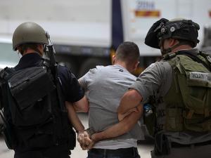اعتداءات للمستوطنين واعتقالات بالضفة طالت 22 فلسطينيا