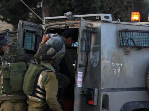 الاحتلال يعتقل مواطنًا من بيت أمر