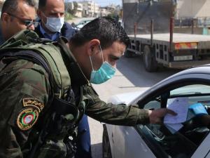 القبض على3 أشخاص وإغلاق57 محلا تجاريا لعدم الالتزام بحالة الطوارئ