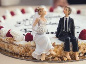 10 آلاف دولار بانتظاركم إذا ما قررتما الزواج