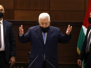قالت صحيفة هآرتس العبرية، اليوم السبت، إن 3000 أكاديمي ومثقف فلسطيني وقعوا على عريضة في الأيام الأخيرة تطالب رئيس السلطة الفلسطينية محمود عباس بالاستقالة أو إقالته.   وأوضحت الكاتبة في الصحيفة العبرية، أميرة هاس، أن مجموعة من الأكاديميين والمثقفين قاموا بصياغة العريضة بقصد التوقيع على عدة مئات من التواقيع، ولكن سرعان ما نمت المبادرة إلى حوالي 3000 توقيع.    وأضافت الصحفية أن السلطة الفلسطينية في عهد محمود عباس أصبحت "مؤسسة دكتاتورية يسيطر عليها شخص واحد".   وأشارت إلى أن العريضة تسببت بضجة كبيرة في الأسبوع 