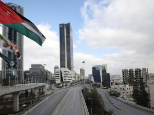 الغارديان: هذا ما يجري في مصانع الماركات الأمريكية بالأردن