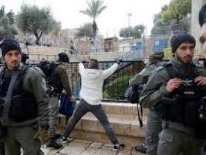 الاحتلال يطلق النار على شاب بعد ملاحقته في منطقة باب الاسباط في القدس