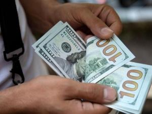 انخفاض متواصل للدولار في فلسطين