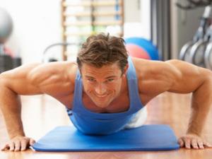 شاب يمارس الرياضة 