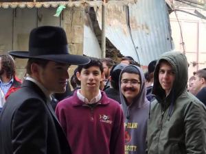 مستوطنون يعتدون على مواطنين ببلدة الخليل القديمة