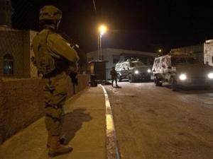اعتقال 3 شبان والاحتلال يطلق قنابل الغاز داخل مستشفى رام الله