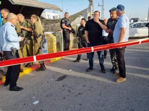 بالفيديو والصور إصابة سيدة بجراح جراء اطلاق قوات الاحتلال النار اتجاهها على حاجز قلنديا شمال القدس المحتلة