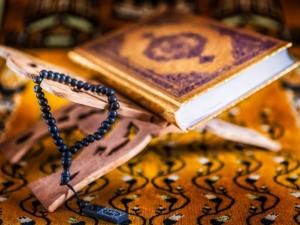 أول مصحف بالعالم من الحجارة
