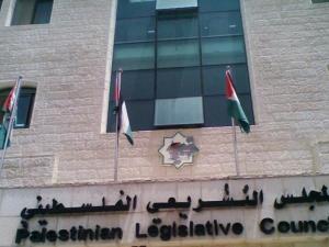 مركز حقوقي: تمديد حالة الطوارئ مرة ثالثة تحتاج لموافقة التشريعي