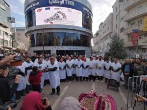 المحررون المقطوعة رواتبهم يرتدون الأكفان ويعلنون وصاياهم