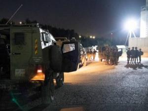 الاحتلال تعتقل ٨ فلسطينيين بينهم فتاة من الضفة والقدس