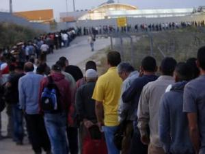 قرار إسرائيلي بتقليص أعداد العمال الفلسطينيين بسبب "كورونا"