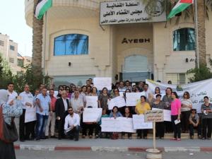 تجمع أمام مجلس القضاء يطالب بردع مقترفي جرائم الفساد في الغذاء والدواء