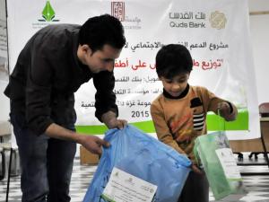 بنك القدس يقدم دعمه لأطفال غزة