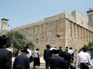 عشرات المستوطنين يقتحمون الأقصى والاحتلال يغلق الحرم الابراهيمي