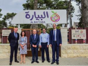 بنك فلسطين و"التعاون" يفتتحون حديقة "البيارة" للأطفال في مستشفى الأوغستا فكتوريا/ المطّلع في مدينة القدس   القدس-افتتح بنك فلسطين ومؤسسة التعاون، يوم الاثنين، حديقة ترفيهية للأطفال في مستشفى الأوغستا فكتوريا (المطّلع) في القدس، ضمن مشروع "البيارة" وبمساهمة من مؤسسة منى وباسم حشمة، ومؤسسة متحدون بالإنسانية United in Humanity والجمعية الخيرية المتحدة للأراضي المقدسة، ومؤسسة بيلين 2000 الذين ساهموا بإنجاز الأعمال الإنشائية وتجهيز البنية التحتية للحديقة وتأهيلها، في حين تم تزويد الحديقة بالألعاب الملائمة للأطفا